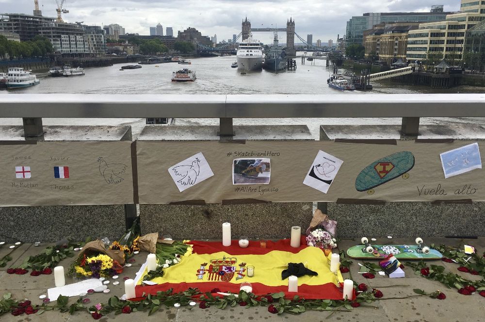 Vista del homenaje a Ignacio Echeverría en el Puente de Londres.