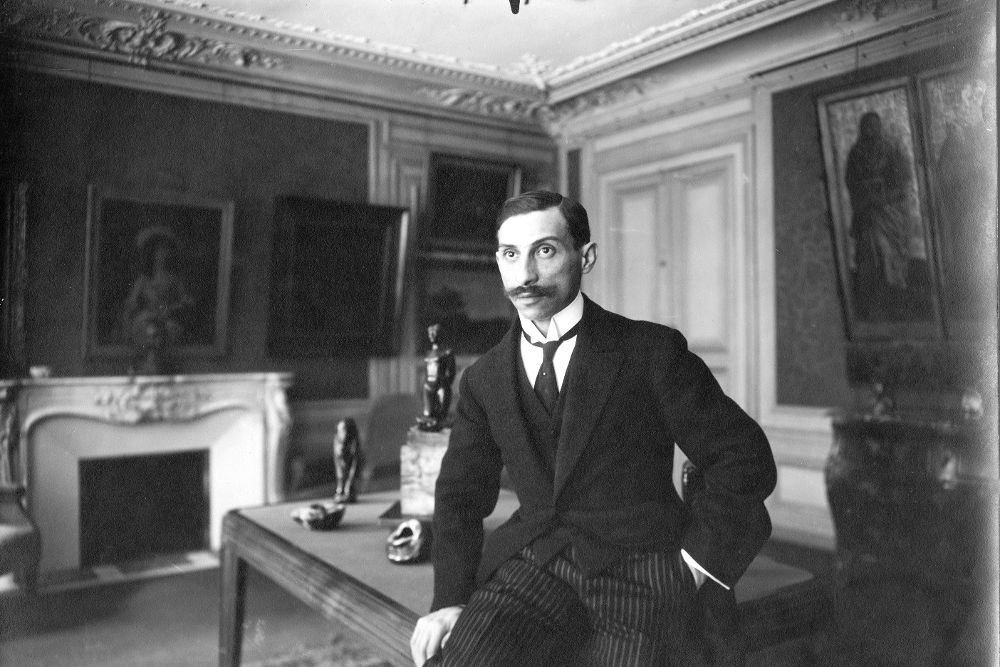 Imagen facilitada por el Museo Maillol del galerista francoestadounidense Paul Rosenberg (1881-1959), fotografiado hacia 1915 en su galería parisina.