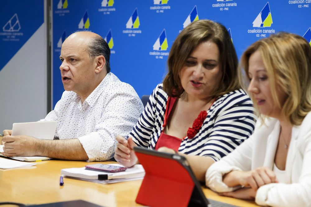 El secretario general de Coalición Canaria, José Miguel Barragán, Guadalupe González Taño y Rosa Dávila.