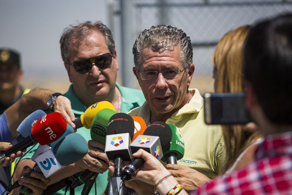 El exconsejero madrileño Francisco Granados, encarcelado desde hace 33 meses por blanqueo de capitales y fraude, a la salida hoy de la de la prisión de Estremera, en Madrid.