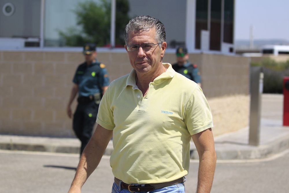 El exconsejero madrileño Francisco Granados, encarcelado desde hace 33 meses por blanqueo de capitales y fraude, ha abandonado a las 15.36 la cárcel de Estremera, en Madrid.