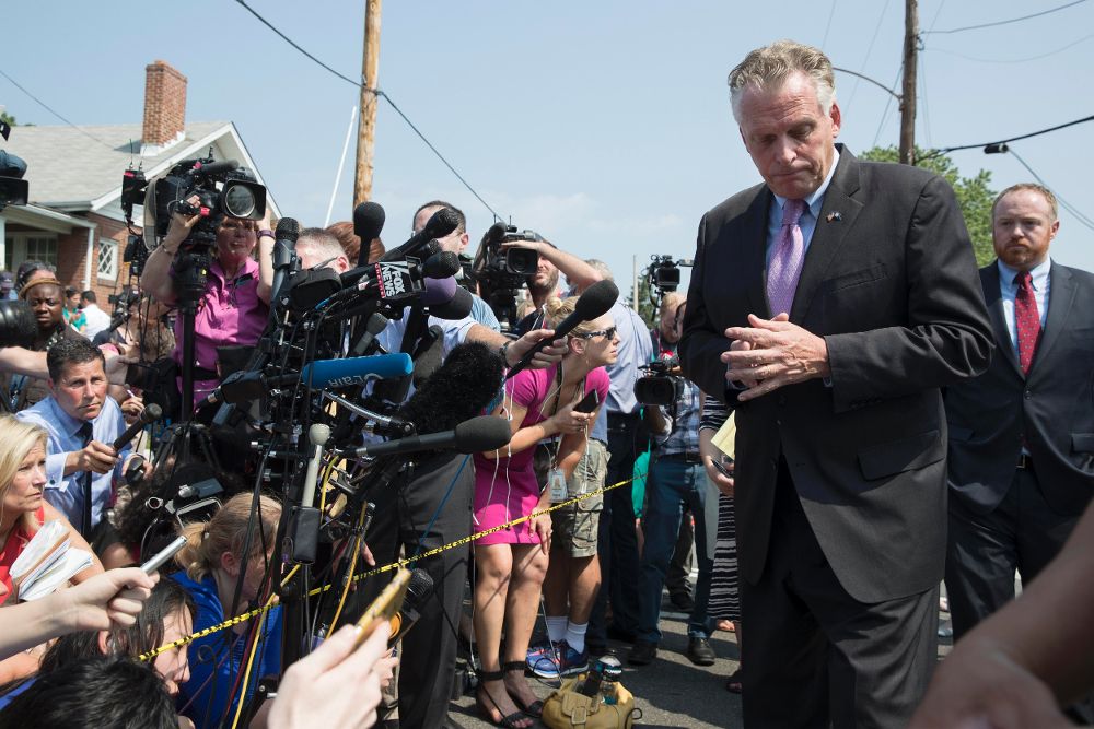 El gobernador de Virginia, el demócrata Terry McAuliffe (d), ofrece una rueda de prensa cerca del lugar donde se produjo un tiroteo.