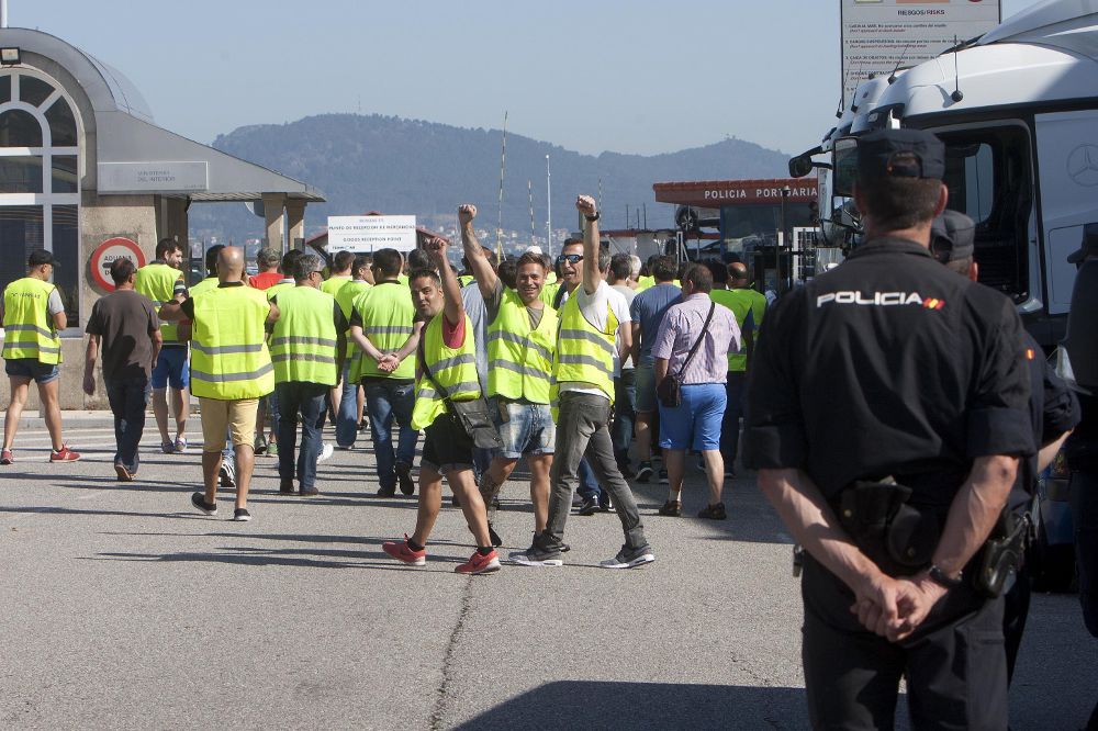 El arranque de la huelga de 48 horas de los estibadores en el puerto de Vigo.