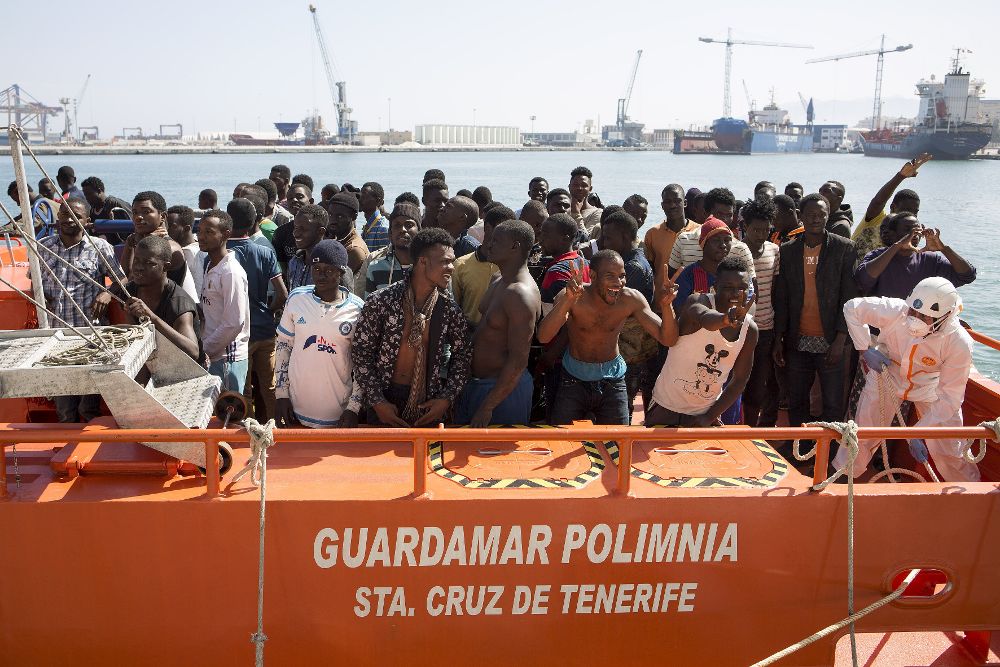 Llegada de la embarcación "Guardamar Polimnia", de Salvamento Marítimo, al puerto de Málaga con los 94 inmigrantes que han sido rescatados cuando viajaban en dos pateras por las cercanías de la isla de Alborán.