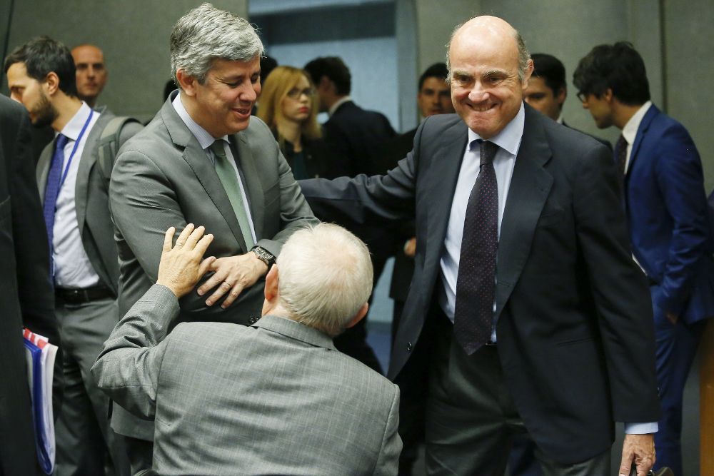 El ministro español de Economía, Luis de Guindos (d), saluda al ministro luso de Finanzas, Mário Centeno (i), y al esponsable alemán de Finanzas, Wolfgang Schäuble (c).