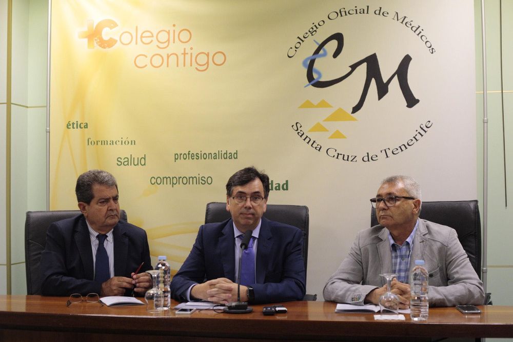 Rodrigo Abreu (i), Francisco Cabrera y Huneldi Razzak presentaron el 45 congreso de la SCO. 