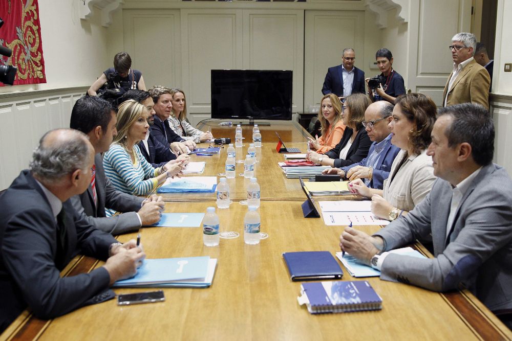 Las delegaciones negociadoras del PP y CC, encabezadas por los secretarios generales de los dos partidos, Australia Navarro (3i) y José Miguel Barragán (3d), se reunieron hoy para analizar la posibilidad de que los populares se incorporen al Gobierno de Canarias.
