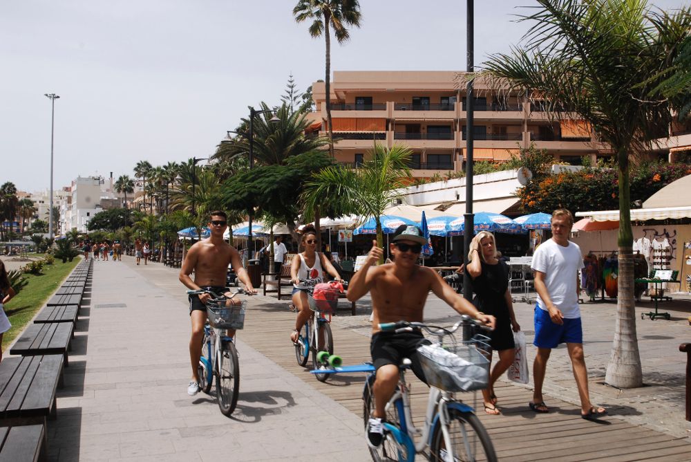 Turistas en Playa de las Américas, donde priman los británicos.