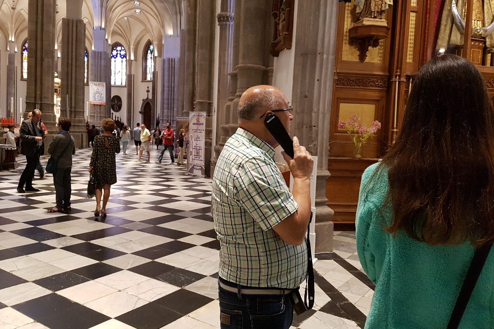 Visitantes en el interior de la catedral.