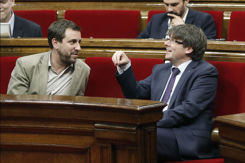 El presidente de la Generalitat, Carles Puigdemont, junto al conseller de Salud, Toni Comín (i), en el Parlamento catalán. 