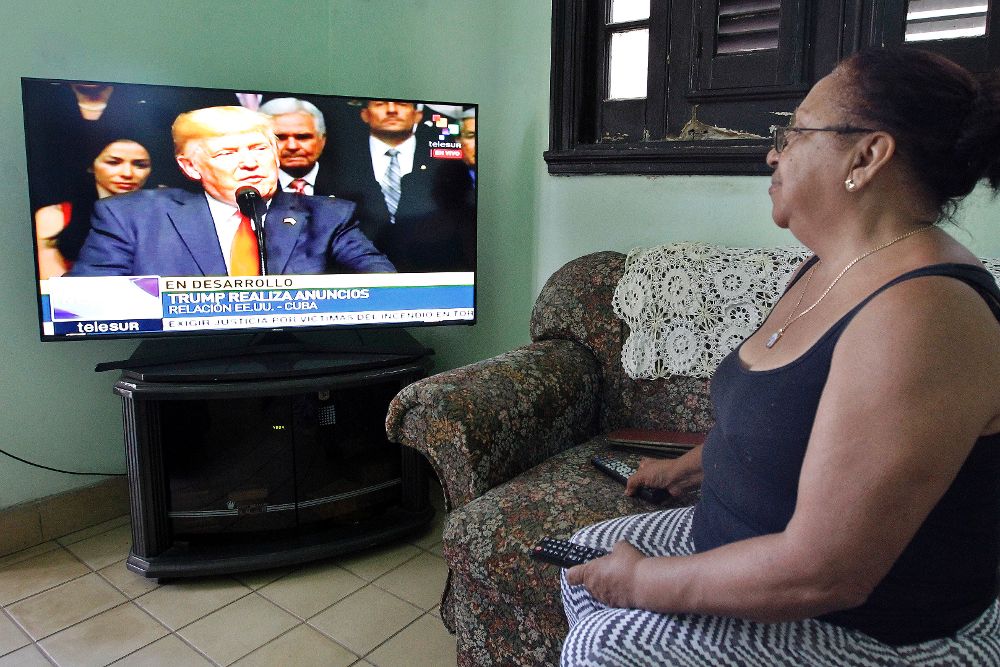 Una mujer observa el discurso del presidente de Estados Unidos, Donald Trump, en su vivienda en La Habana.