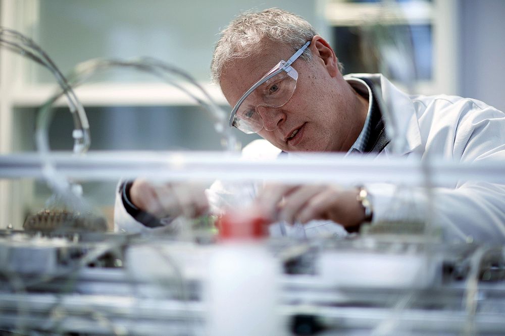 Fotografía facilitada por la Oficina Europea de Patentes, del químico holandés Gert-Jan Gruter, inventor de un biomaterial alternativo al tereftalato de polietileno (PET) para la firma Furanix Technologies. 