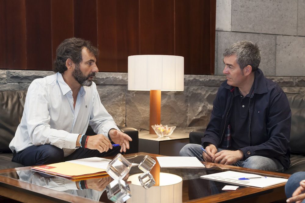 El presidente del Gobierno de Canarias, Fernando Clavijo (d), conversa con el director de Proactiva Open Arms, Oscar Camps.