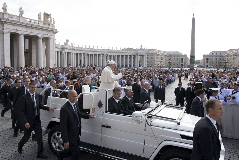 El papa Francisco llega en papamóvil a su audiencia general de los miércoles en la Plaza de San Pedro del Vaticano.