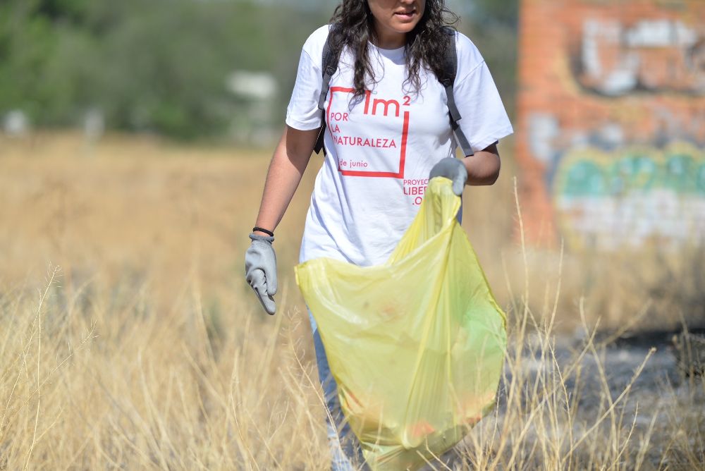 Una voluntaria en plena labor de recogida de residuos.