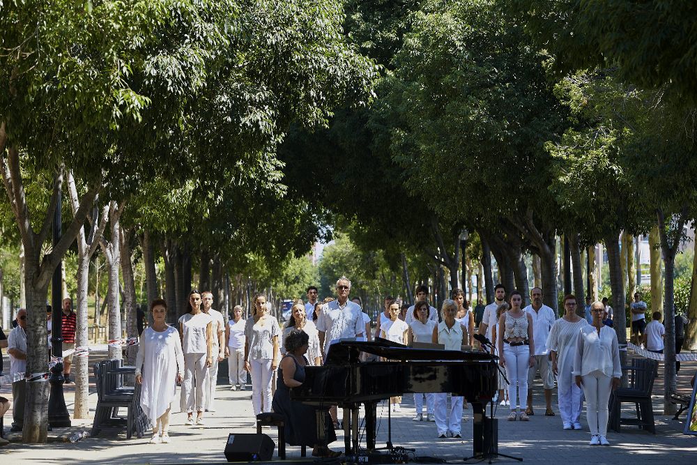 Momento del acto de recuerdo y reconocimiento del Ayuntamiento de Barcelona a las víctimas del atentado de Hipercor.