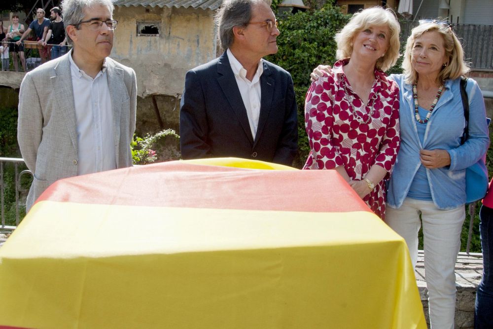 El expresidente catalán Artur Mas (c) junto a los exconsellers Francesc Homs (i), Joana Ortega (d), e Irene Rigau (2d), inhabilitados por el 9N.
