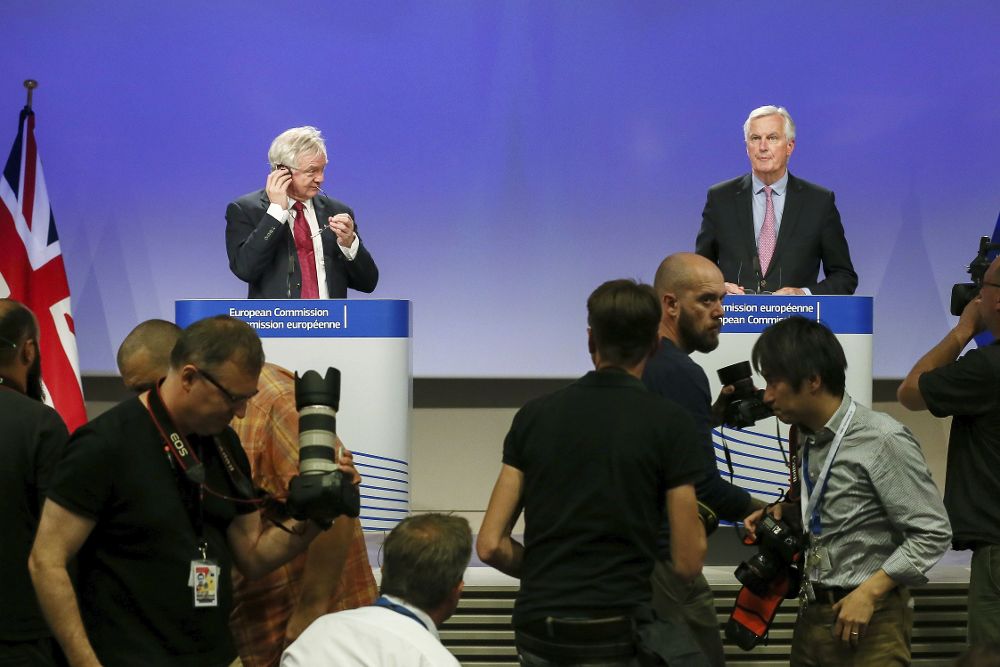 El secretario de Estado británico para la salida de Reino Unido de la Unión Europea (UE), David Davis (i) y el negociador jefe de la UE para el "brexit", Michel Barnier (d) durante una rueda de prensa en la sede de la Comisión Europea en Bruselas.