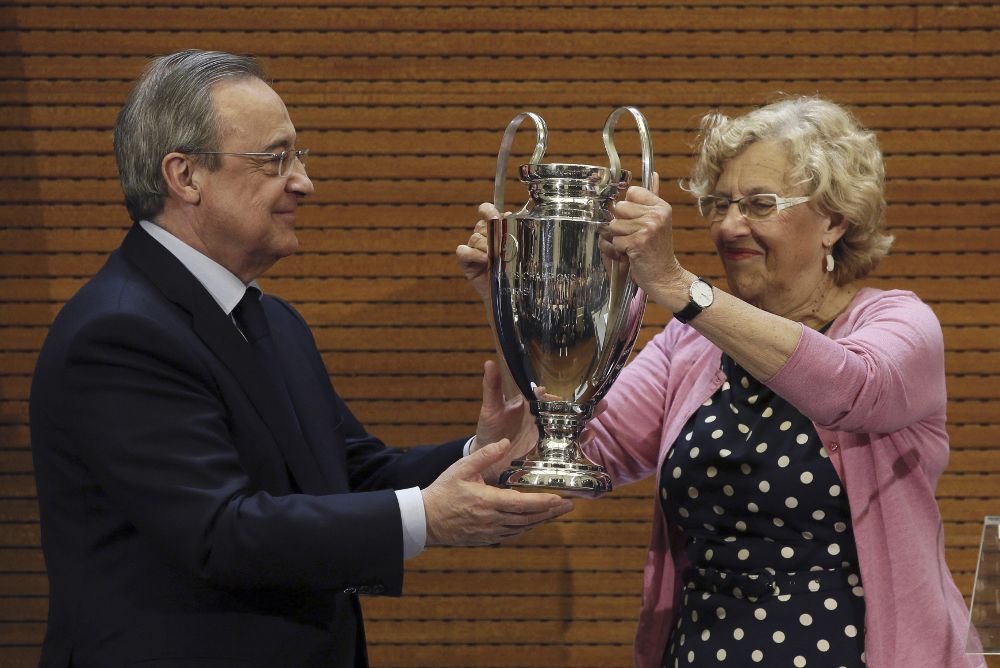 La alcaldesa de Madrid, Manuela Carmena, recibe de manos del presidente del Real Madrid, Florentino Pérez, una réplica del trofeo de la Liga de Campeones, durante la visita madridista a la sede del Ayuntamiento del Madrid para celebrar el titulo de Liga de Campeones, el pasado día 4.