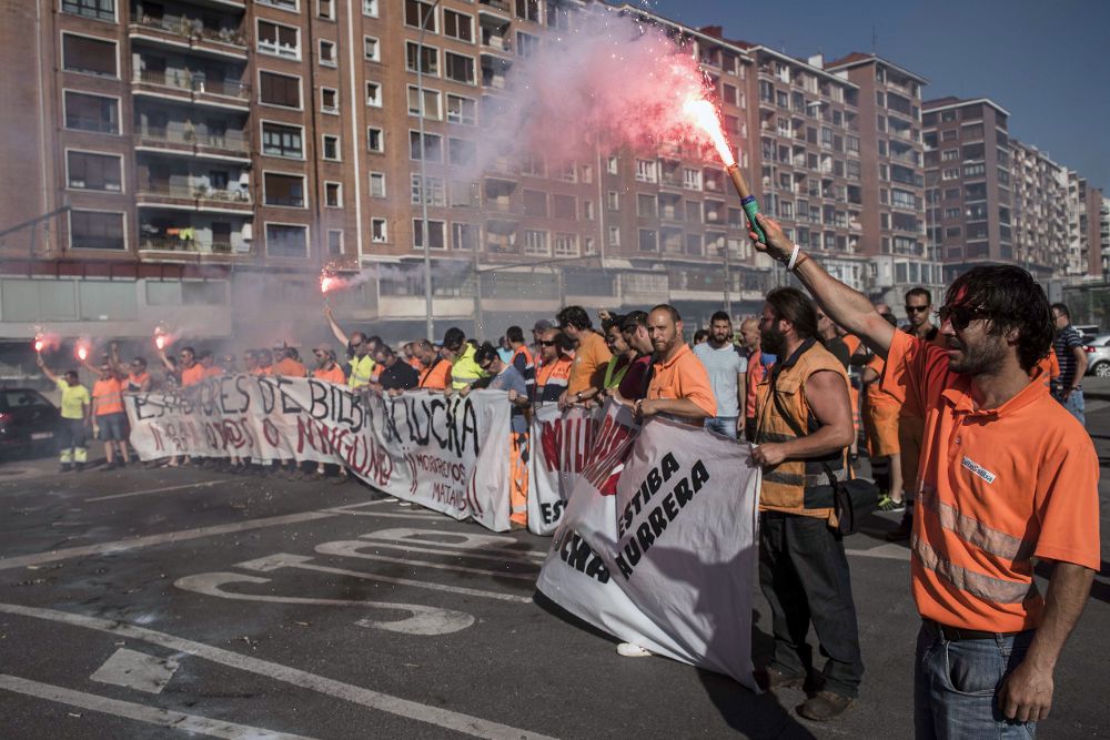 La totalidad de los estibadores del Puerto de Bilbao han secundado hoy la huelga convocada en todos los puertos españoles que se ha llevado a cabo en las horas impares.