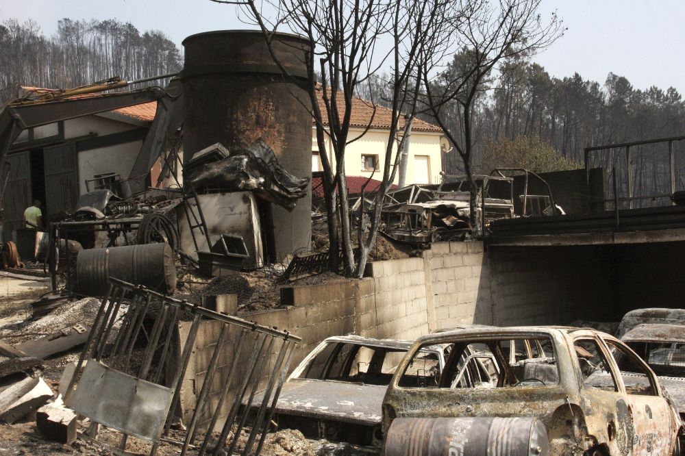 Daños producidos junto a la localidad de Villas de Pedro como consecuencia del incendio que arrasa el centro de Portugal desde el sábado, dejando a su paso al menos 63 muertos y un paisaje desolador.