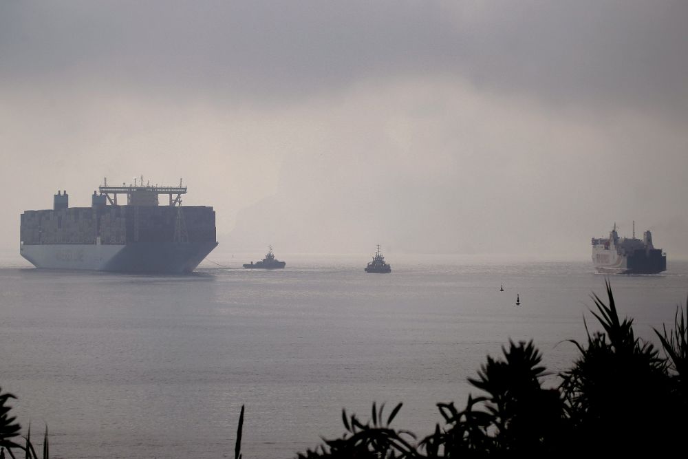 El portacontenedores Madrid Maersk maniobra para salir de la bahía de Algeciras tras hacer escala en el puerto.