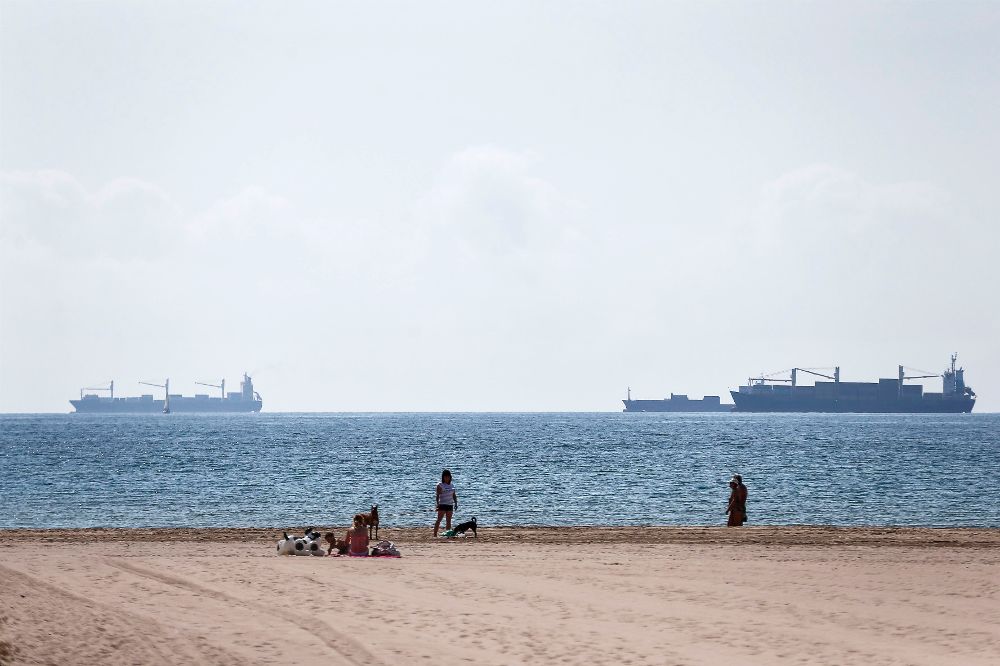 En el puerto de Valencia había ayer una docena de buques atracados.