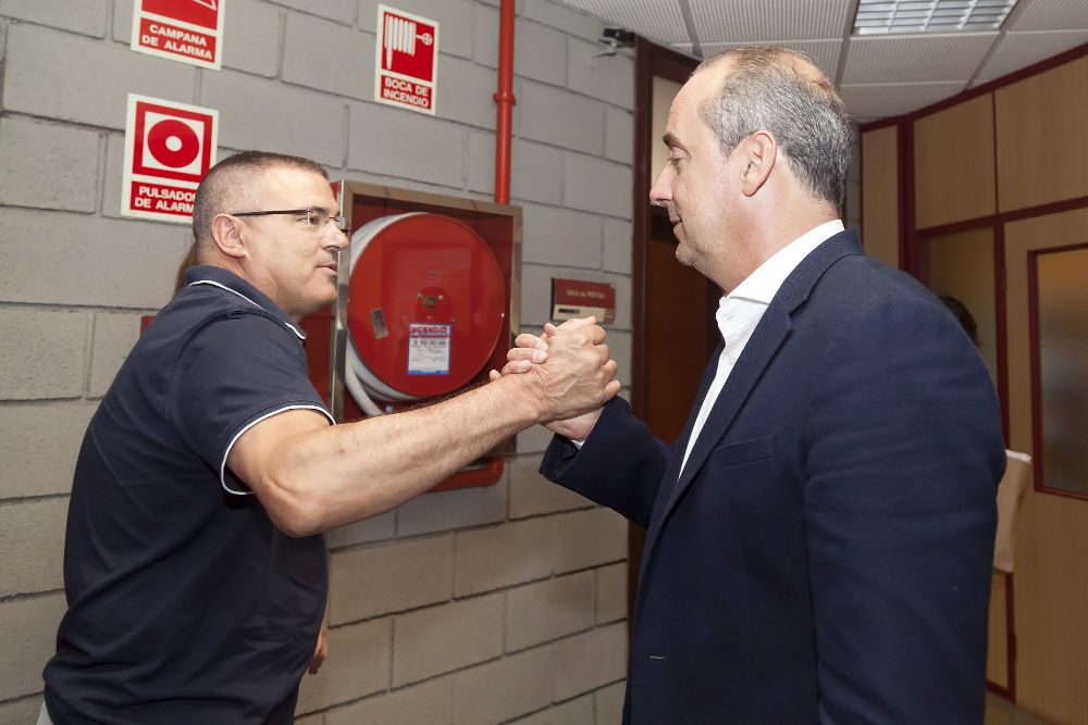 El entrenador vasco del Iberostar Tenerife Txus Vidorreta (d) saluda al presidente del club, Félix Hernández, tras anunciar en rueda de prensa que deja el equipo.