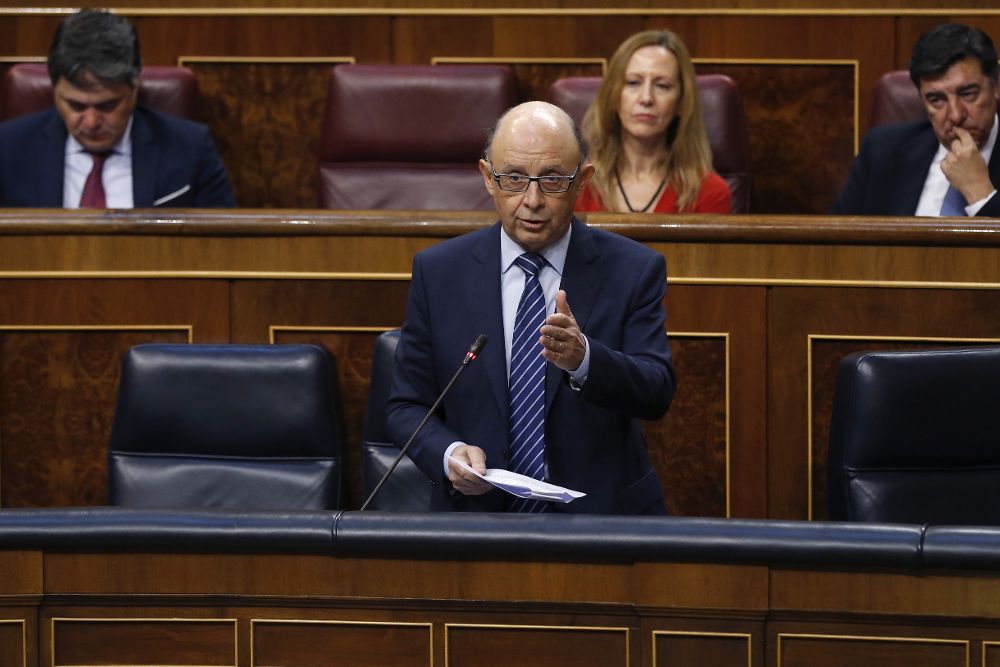 El ministro de Hacienda, Cristóbal Montoro, durante su intervención en la sesión de control al Gobierno hoy el Congreso de los Diputados.