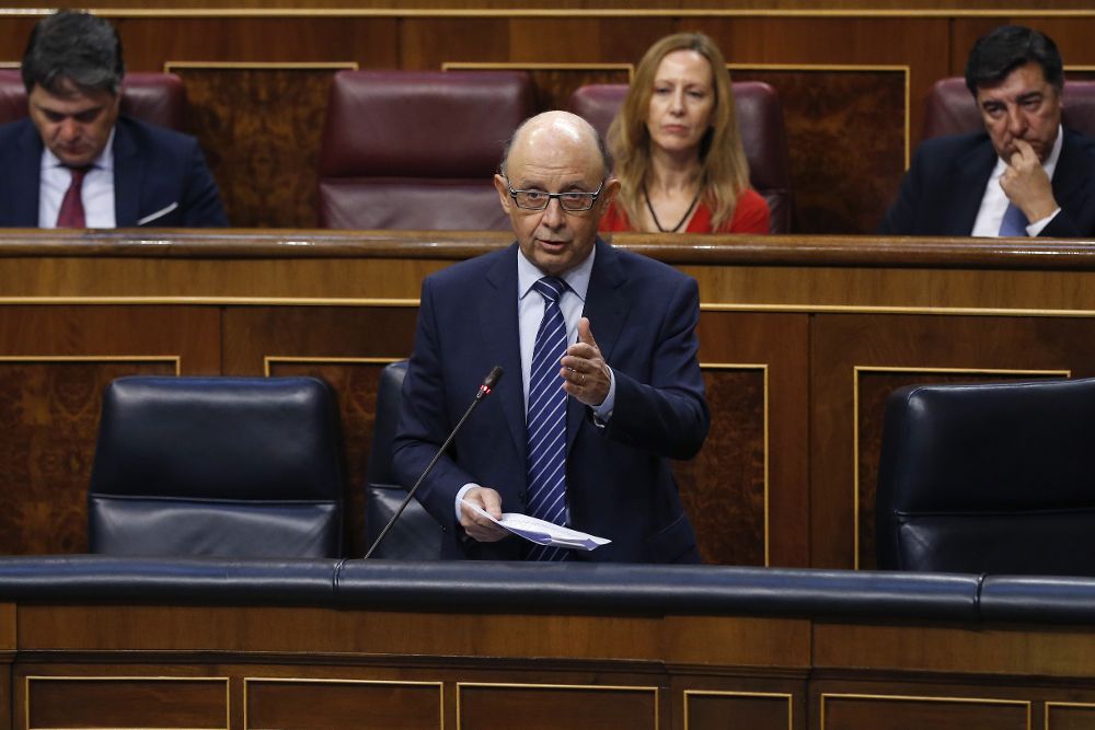 El ministro de Hacienda, Cristóbal Montoro, durante su intervención en la sesión de control al Gobierno hoy el Congreso de los Diputados.