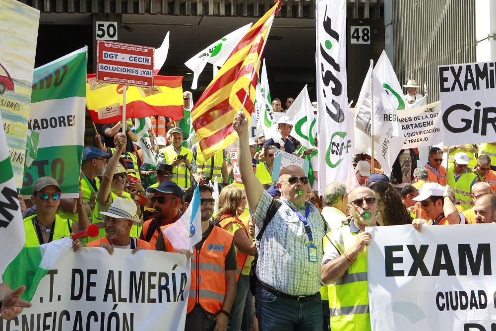 Concentración de los examinadores de tráfico, en la jornada de huelga convocada en toda España, para protestar por la "asfixiante" falta de personal en el colectivo.