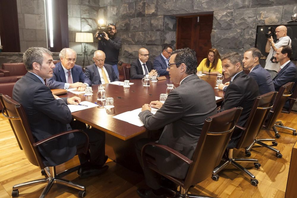 Reunión, ayer, del Gobierno de Canarias con representantes de las compañias aéreas y marítimas.