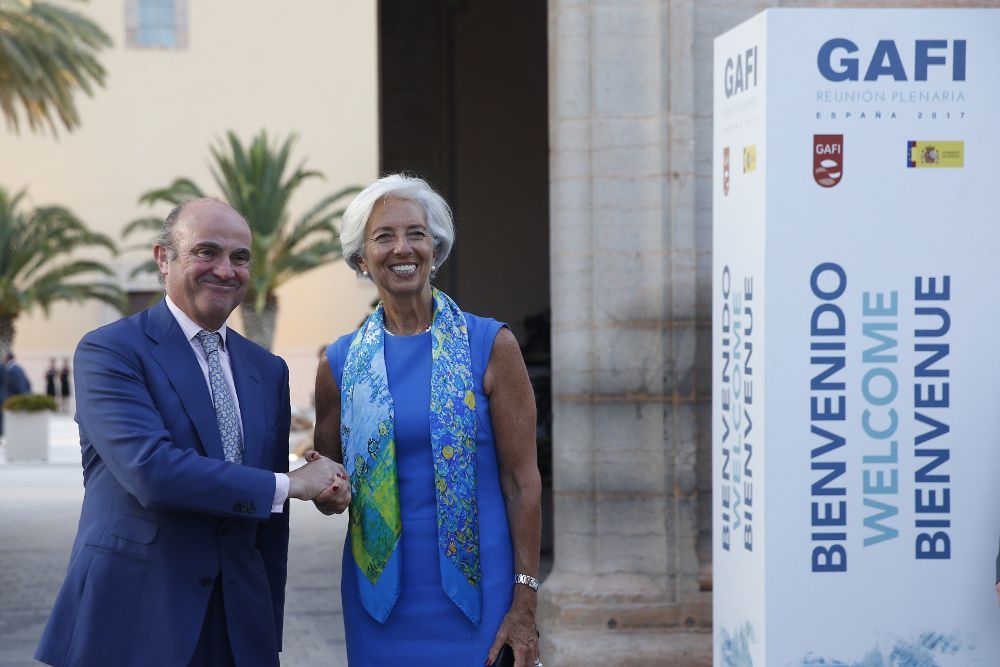 El ministro de de Economía Luis de Guindos saluda al la directora gerente del FMI (Fondo Monetario Internacional), Christine Lagarde, momentos antes de la cena inaugural de la plenaria del grupo de acción financiera internacional (GAFI), en Valencia.