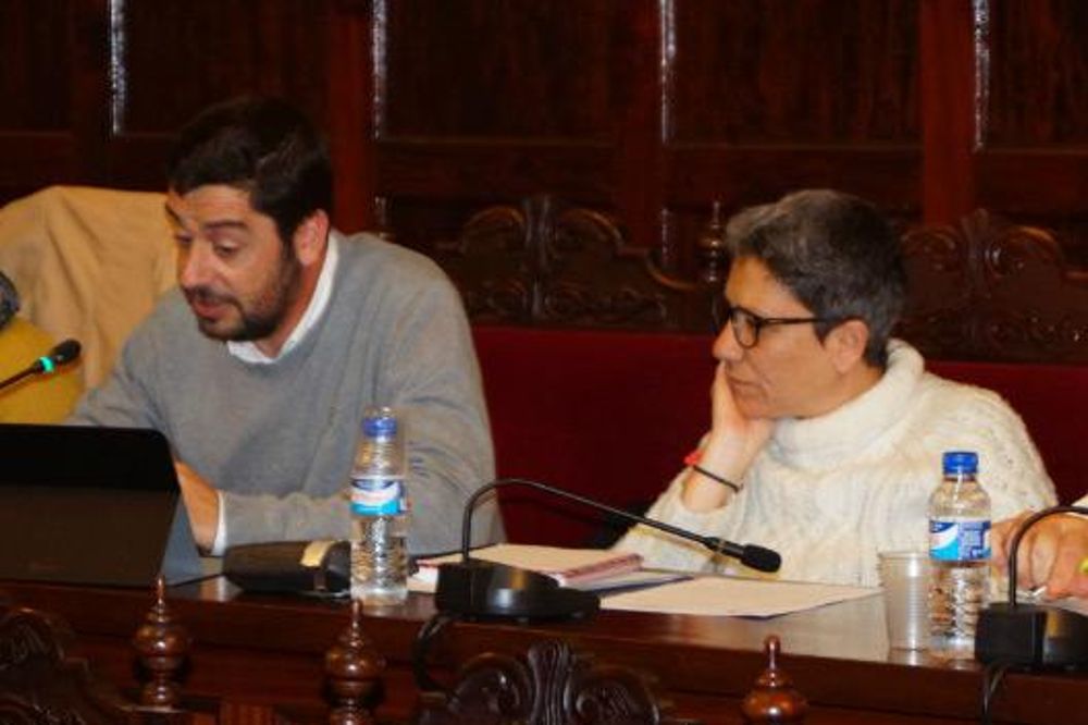Mauricio Pérez votó a favor del convenio del FDCAN, mientras que su compañera Amparo Martín optó por abstenerse.