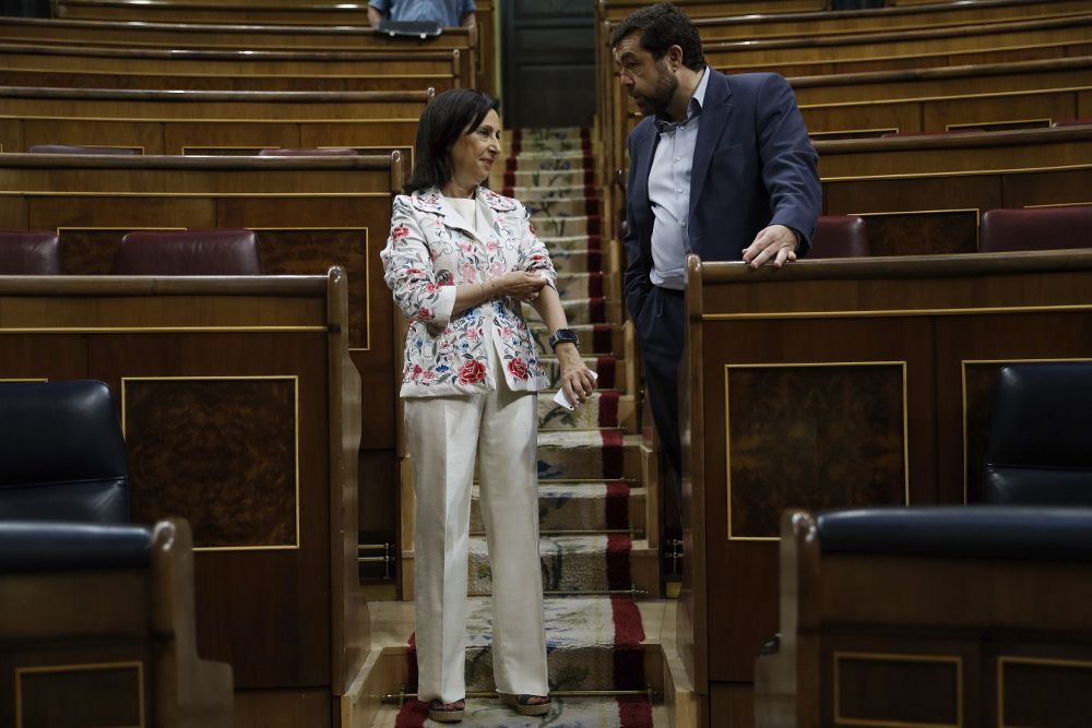 La portavoz parlamentaria del PSOE, Margarita Robles, conversa con el diputado de Ciudadanos Miguel Gutiérrez, durante el pleno que hoy celebra el Congreso.