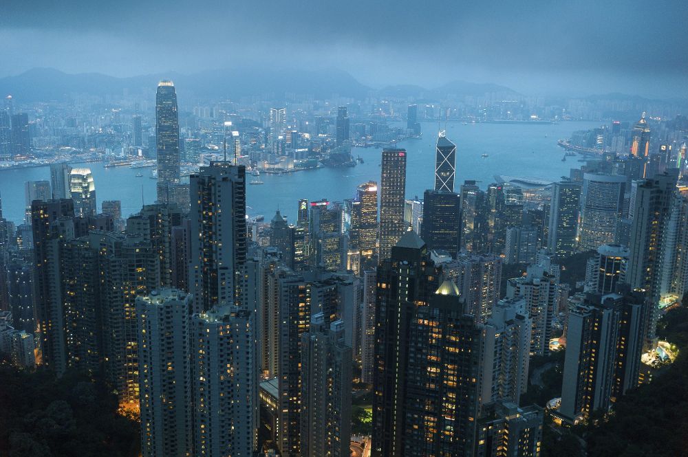 Vista de los rascacielos a ambos lados del puerto Victoria Harbour, desde una azotea de Victoria Peak, en Hong Kong.