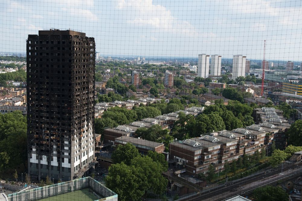 Vista general del edificio incendiado la semana pasada en Londres.