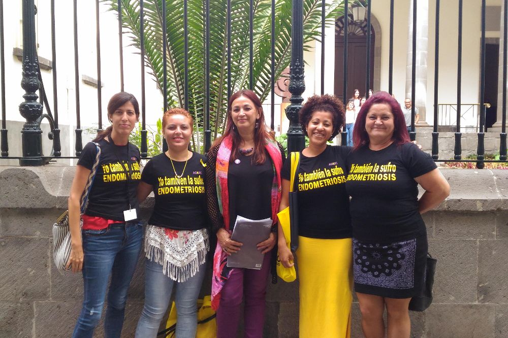 Cuatro representantes de la Asociación de Afectadas por Endometriosis estatal junto a María del Río, de Podemos.