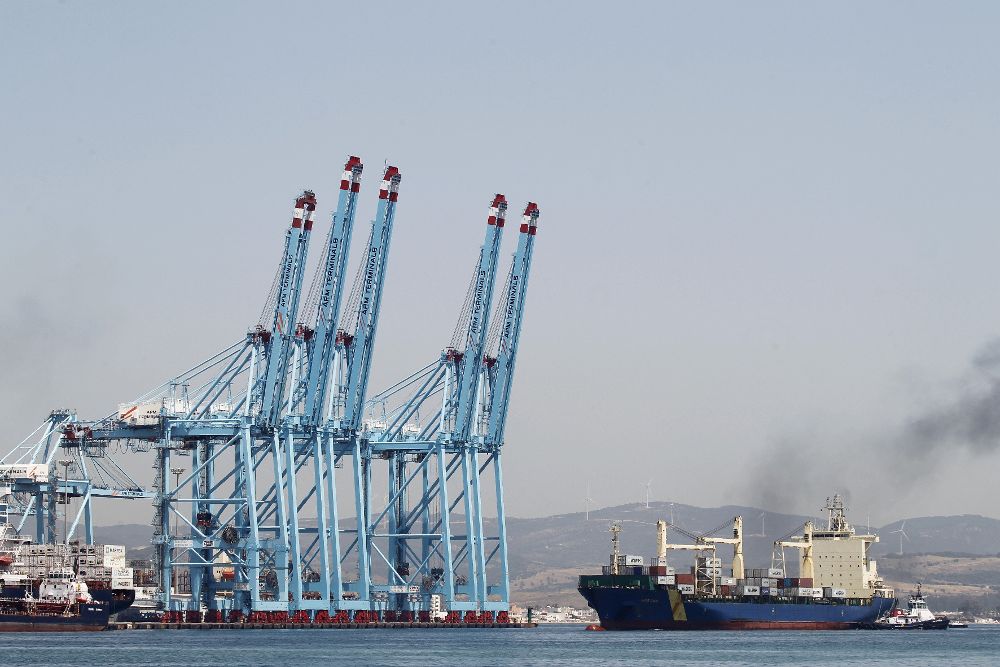 Normalidad en las dos terminales de contenedores del puerto de Algeciras (Cádiz) después de que los estibadores decidiesen no secundar la huelga tras el principio de acuerdo alcanzado con las empresas APM y TTI, que explotan dichas terminales.