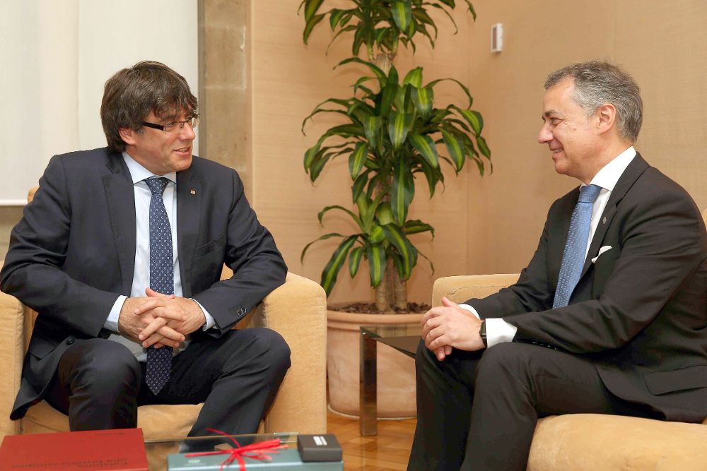 El lehendakari, Iñigo Urkullu (d), durante la reunión que mantuvo hace días con el presidente catalán, Carles Puigdemont.