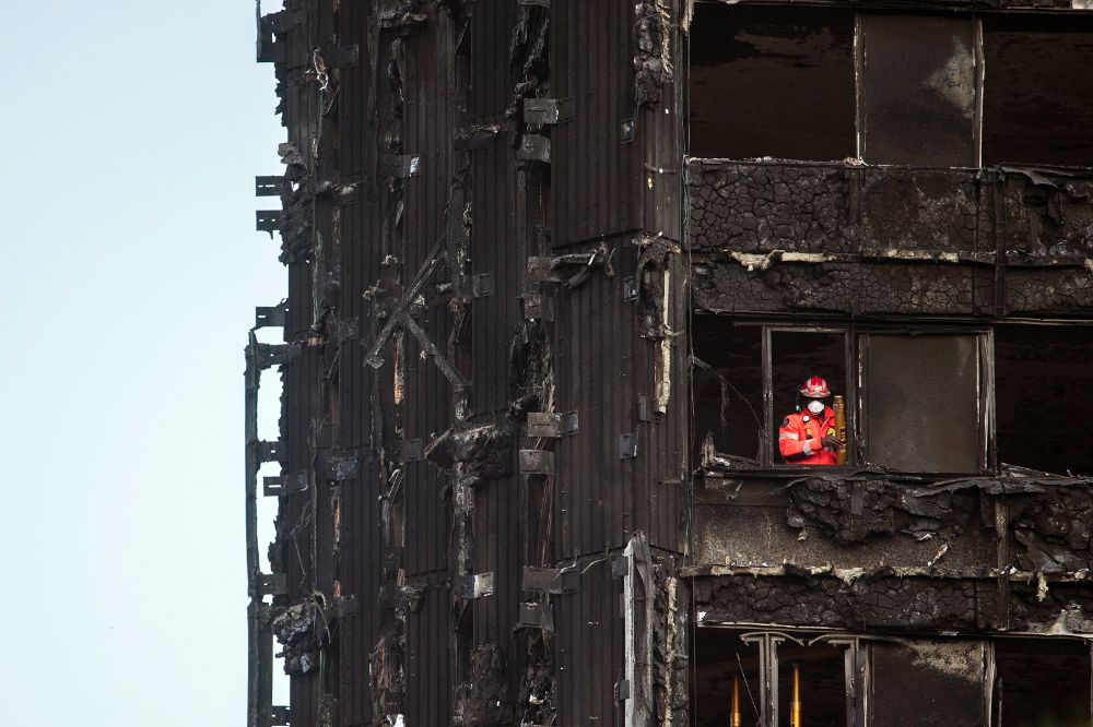 Un bombero asomado a una ventana del edificio Grenfell, de 24 plantas, que ardió el pasado día 14.