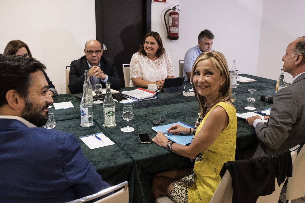 Representantes de Coalición Canaria y el PP celebraron hoy en Las Palmas de Gran Canaria la segunda reunión en las negociaciones que han abierto para determinar las condiciones en las que los populares podrían incorporarse al Gobierno de Canarias.