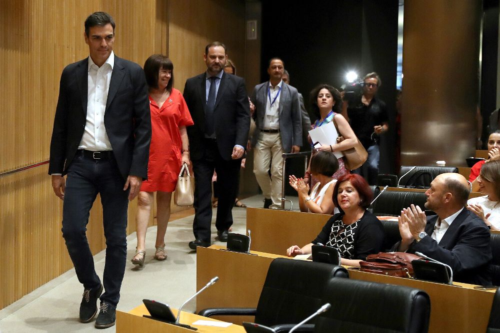 El secretario general del PSOE, Pedro Sánchez (i), seguido por la presidenta del partido, Cristina Narbona, y el secretario de Organización, José Luis Ábalos, a su llegada a la reunión del grupo de su formación, en el Congreso de los Diputados.