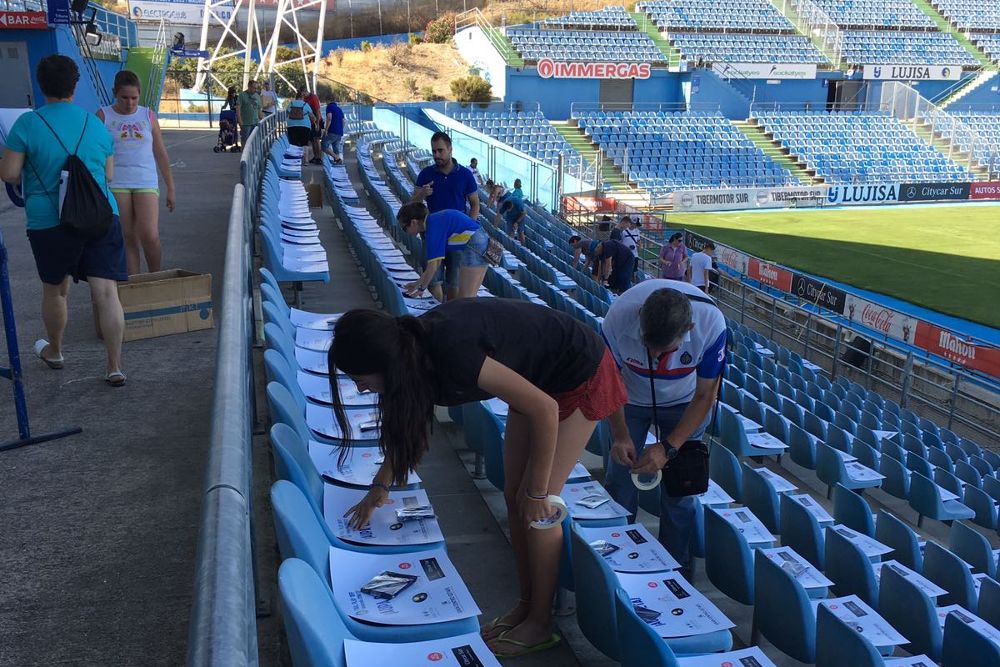 Aspecto del estadio del Getafe, ayer por la mañana, con varios operarios colocando cartulinas en las gradas para animar a su equipo.