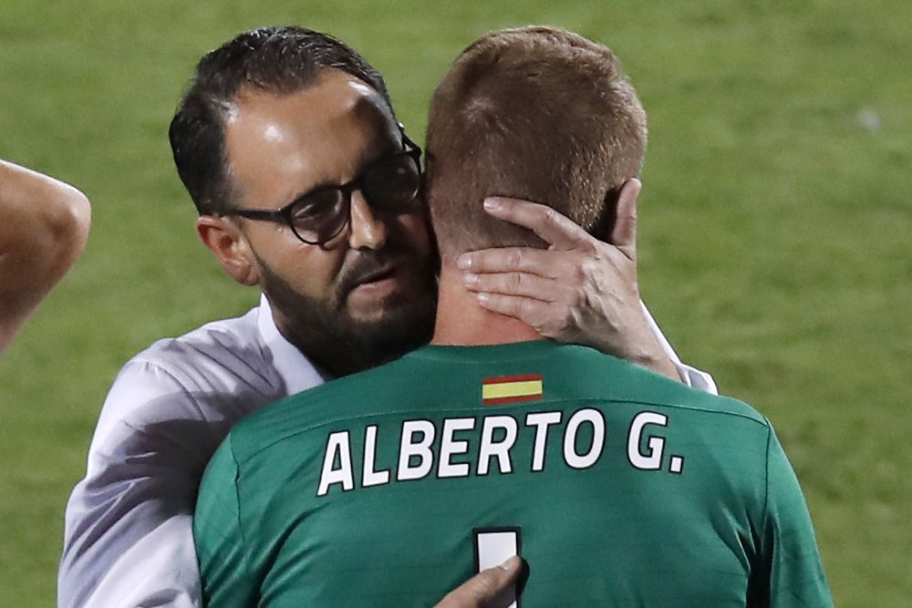 El entrenador del Getafe, José Bordalás (i), se abraza al portero Alberto García al término del partido.