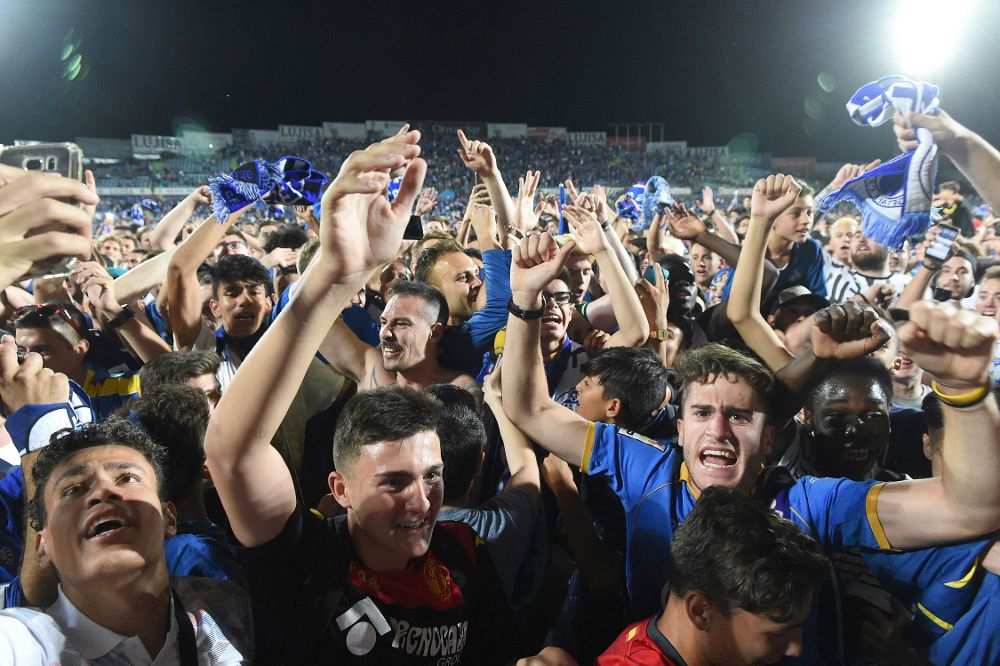 Aficionados del Getafe celebran la victoria ante el Tenerife, al término del partido de vuelta de la eliminatoria de ascenso a Primera División disputado esta noche en el Coliseum Alfonso Pérez de Getafe, en Madrid.