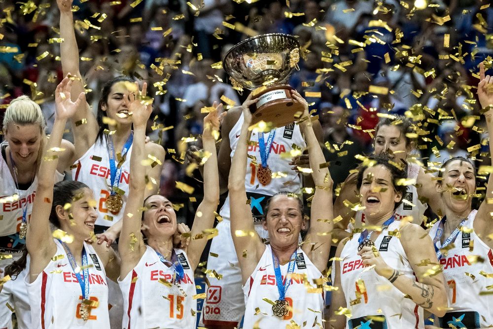Las jugadoras de las selección española de baloncesto celebran tras ganar el partido final.