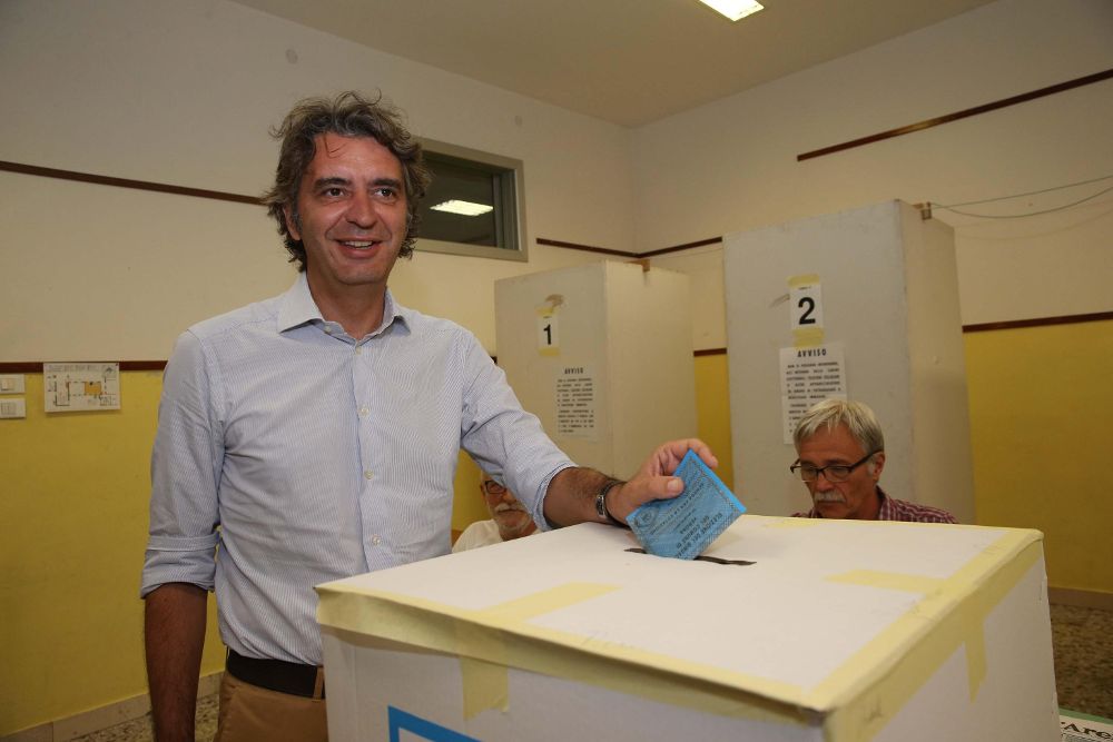 Federico Sboarina, candidato a alcalde en Verona, vota en su ciudad. 
