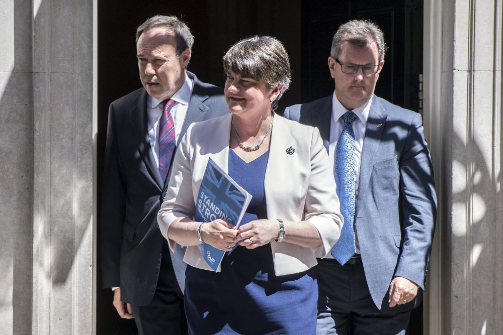 La líder del Partido Democrático Unionista (DUP) de Irlanda del Norte, Arlene Foster, el "número dos" de esta formación, Nigel Dodds (i), y al portavoz del DUP en el Parlamento de Londres, Jeffrey Donaldson.