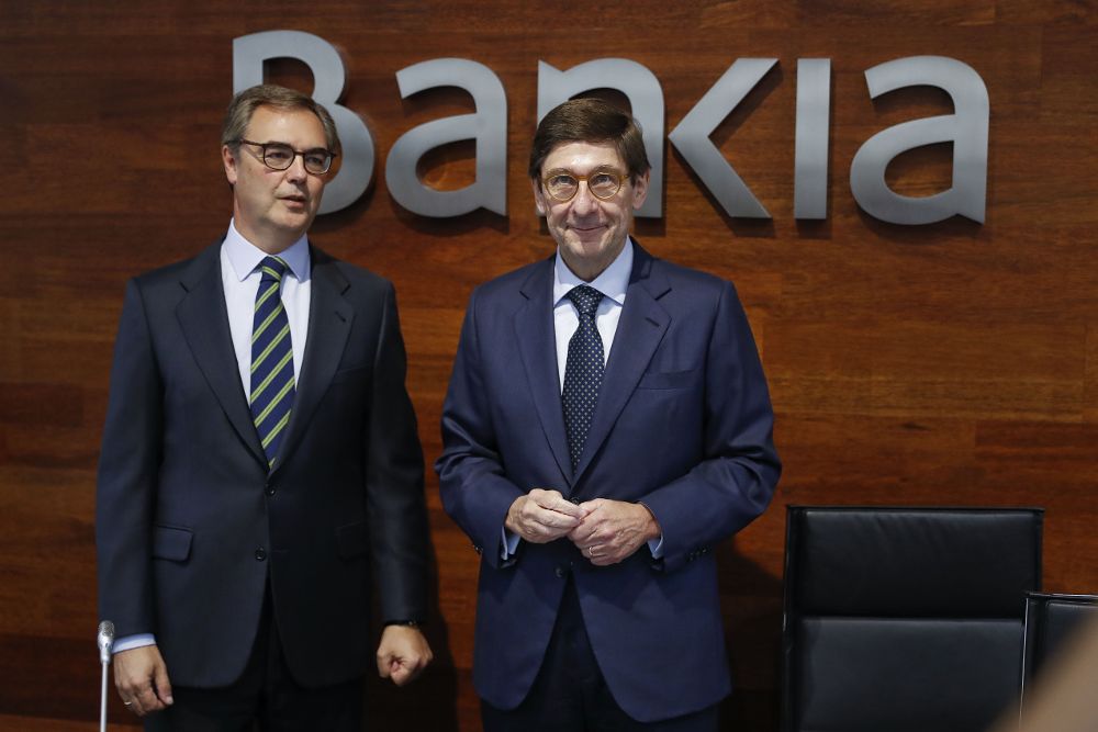 El presidente de Bankia, José Ignacio Goirigolzarri (d), y el consejero delegado, José Sevilla, al inicio de la presentación en Madrid del acuerdo de fusión.